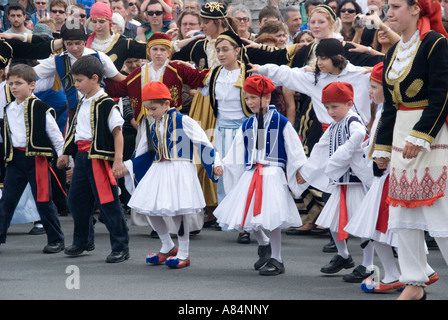 Les australiens d'origine grecque célébrer lors d'un festival de danses en costume traditionnel Banque D'Images