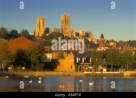 La Cathédrale de Lincoln City et vu à travers le Brayford Pool Lincolnshire England UK Banque D'Images