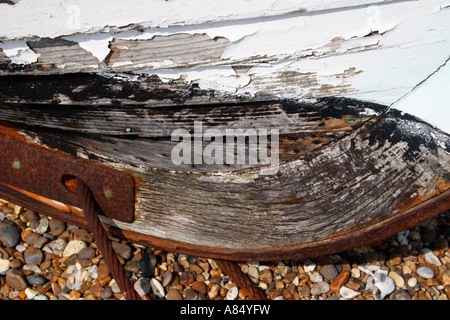 Vieille peinture écaillée sur un bateau de la tige. Banque D'Images