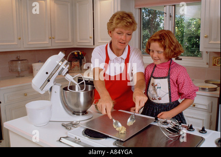 La famille. Mère et fille à l'intérieur dans la cuisine préparer des scones. Banque D'Images