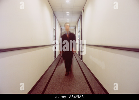 Business man walking in office corridor. Effet de mouvement flou. Banque D'Images