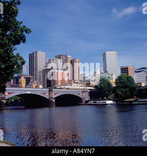 L'Australie. Victoria. Melbourne. La rivière Yarra. Princes bridge. c. 1983. Banque D'Images