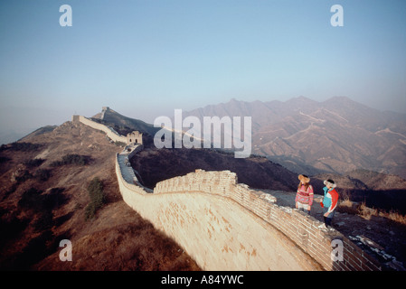 La Chine. Jinshanling. Deux jeunes femmes se tenant debout sur la Grande Muraille de Chine. Banque D'Images