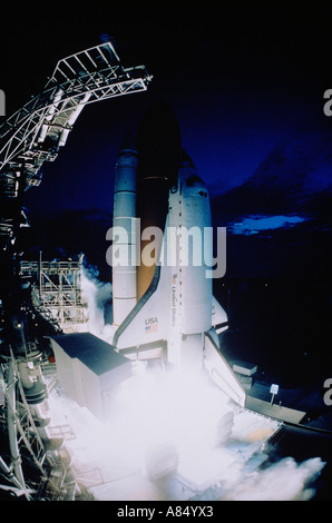 ÉTATS-UNIS. Floride. Centre spatial Kennedy. Lancement nocturne de la navette spatiale Endeavour.1995. Banque D'Images