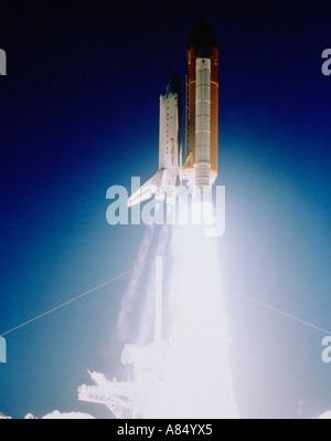 USA. La Floride. Centre spatial Kennedy. La navette spatiale Endeavour lancement de nuit. Banque D'Images