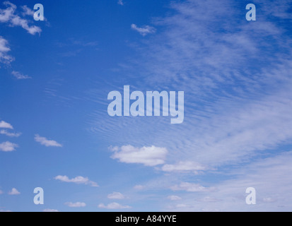 Ciel bleu avec des nuages blancs. Banque D'Images
