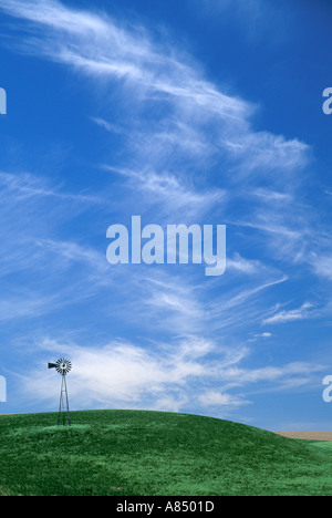 Whindmill dans les champs de blé sous ciel bleu avec des nuages Washington zone Palousienne Banque D'Images