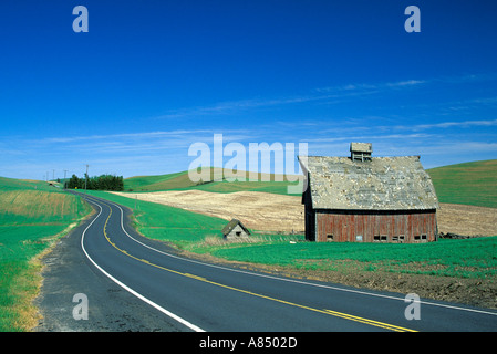 Vieille Grange rouge à côté de la route à travers la campagne zone Palousienne Washington Banque D'Images