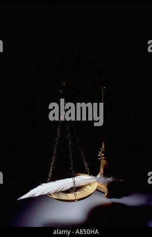 Still Life of feather en équilibre sur les balances. Banque D'Images