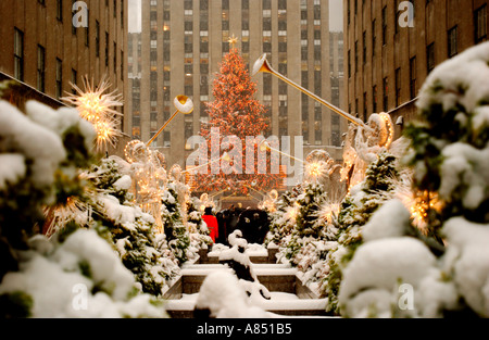 Rockefeller Center dans la neige à Noël Banque D'Images