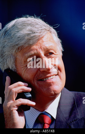 Portrait of smiling businessman using mobile phone. Banque D'Images