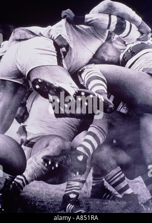 Close-up de joueurs de rugby de s'attaquer. Banque D'Images