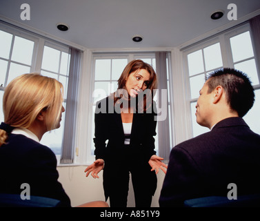 La mi-age brown haired woman réalisation formation dans Office. Banque D'Images