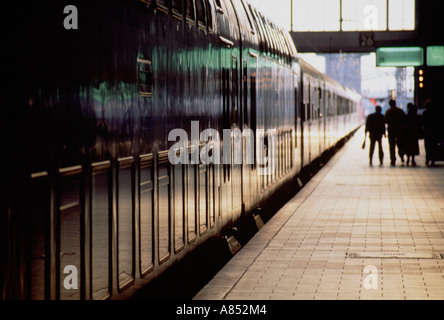 Allemagne. Plate-forme de gare ferroviaire avec silhouette de personnes debout à côté des wagons de train. Banque D'Images
