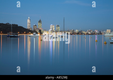 La capitale de l'Australie occidentale, Perth, comme vu à travers les eaux de Matilda Bay sur la rivière Swan Banque D'Images