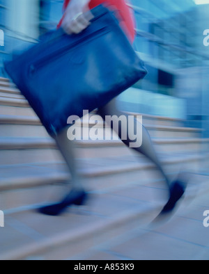 Close-up of woman's legs fonctionnant jusqu'étapes. Banque D'Images