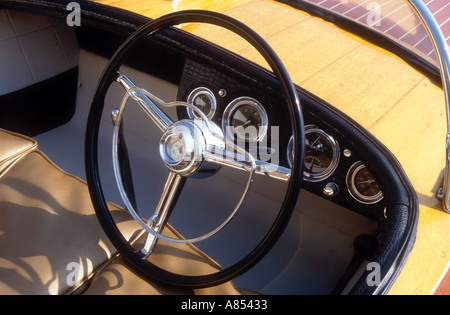 La barre d'un cobra Chris Craft 1955 bateau à moteur runabout vu à Monaco Monte Carlo France Mer Méditerranée Banque D'Images
