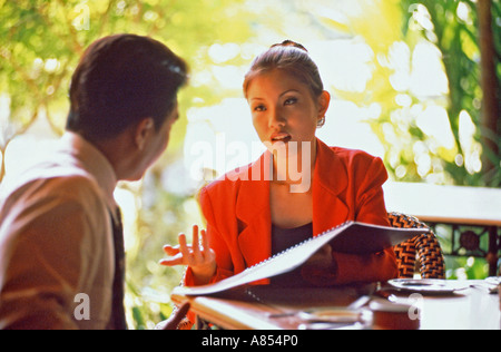 Jeune couple d'affaires dans le restaurant en plein air. Banque D'Images