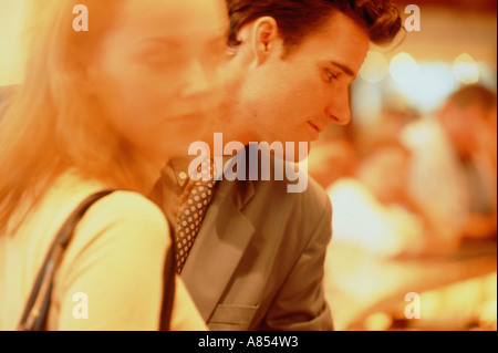 Close-up of young couple au bar de l'hôtel la réception. Banque D'Images