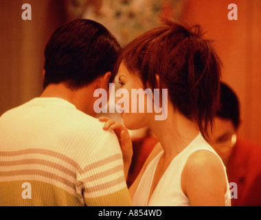 Piscine close-up of young couple à la réception de l'hôtel. Banque D'Images