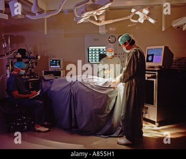 Neuro chirurgie. Infirmière anesthésiste, chirurgien et patient à l'hôpital avec salle d'opération. Banque D'Images