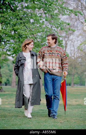 Couple en train de marcher à l'extérieur dans le parc. Banque D'Images