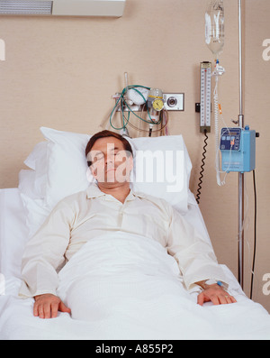 L'âge moyen homme endormi au lit d'hôpital. Banque D'Images
