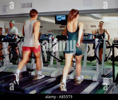 Personnes dans un gymnase sur l'exécution de la machine. Banque D'Images