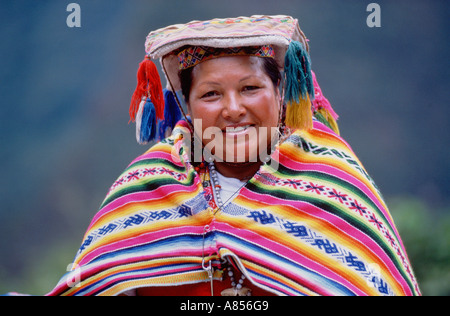 Le Pérou. Marché indien de Pisac. Femme en costume traditionnel. Banque D'Images