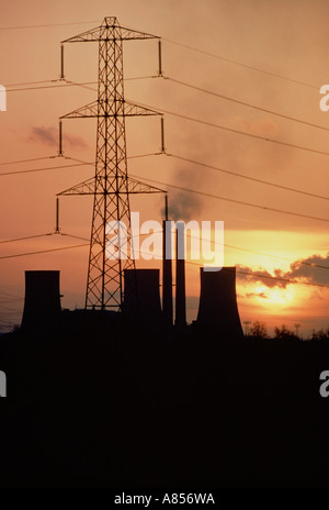 United Kingdom. L'Angleterre. Vale de Trent. La station de West Burton les tours de refroidissement et d'électricité pylône silhouette au coucher du soleil. Banque D'Images