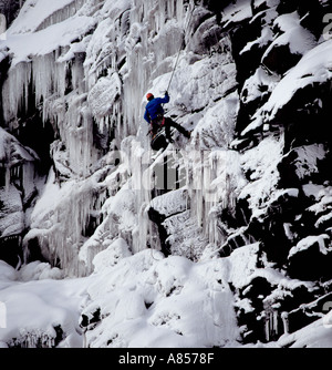 Abseilling grimpeur chute vers le bas en hiver, Kinder Kinder Scout, parc national de Peak District, Derbyshire, Angleterre, Royaume-Uni. Banque D'Images