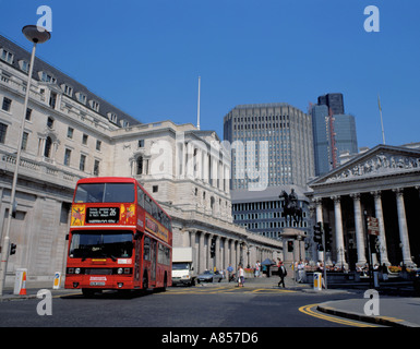 London bus rouge dans le quartier financier de la City de Londres, Angleterre, Royaume-Uni. Banque D'Images