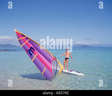 L'Australie. Le Queensland. Beaver Cay. L'homme sur planche à voile. La planche à voile. Banque D'Images