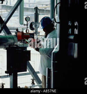 L'Australie. Vue intérieure de l'homme technicien dans la côte des blancs prendre des lectures à partir de langues en pétrochimie raffinerie. Banque D'Images