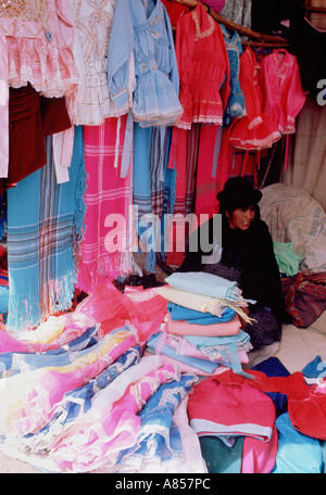 La Bolivie. La Paz. Woman in dress shop. Banque D'Images