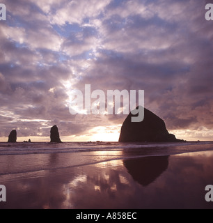 Haystack Rock sur Cannon Beach Oregon USA au coucher du soleil Banque D'Images