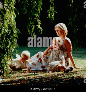 Portrait plein air de blonde unique d'une mère et de deux enfants, son fils et sa fille dans le parc. Banque D'Images