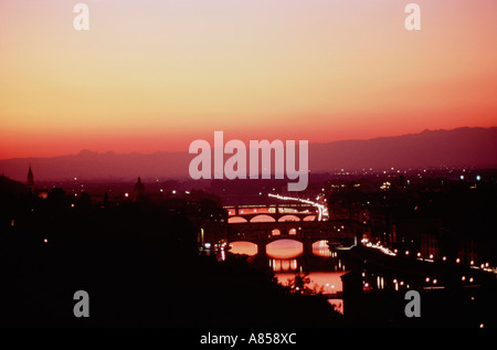 L'Europe. L'Italie. Florence. Vue de la ville avec le Ponte Vecchio. Fiume Arno par le coucher du soleil. Banque D'Images