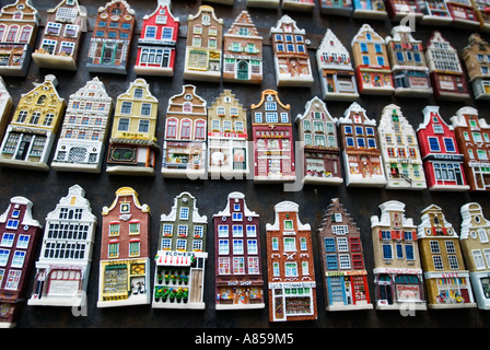 Les petites maisons colorées d'Amsterdam pour utiliser les aimants de réfrigérateur à vendre en boutique touristique Banque D'Images