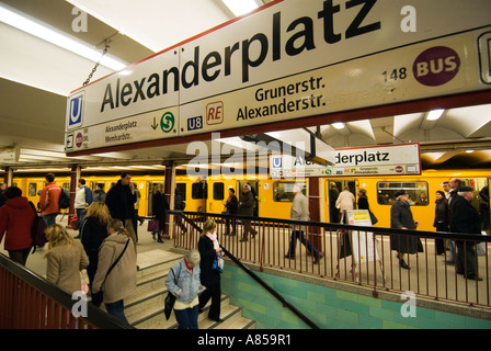 La plate-forme à la station de métro Alexanderplatz à Berlin Allemagne Banque D'Images