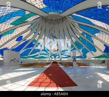 Photo 3 une croix vue panoramique vue de l'intérieur de la Cathédrale Métropolitaine de Brasilia conçu par Oscar Niemeyer. Banque D'Images