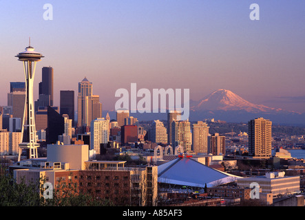 Toits de Seattle et le Mont Rainier à la tombée de Seattle Washington Banque D'Images