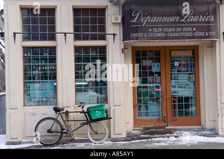 Dépanneur rue Laurier Plateau Mont Royal Montréal Québec Canada Banque D'Images