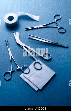 Surgical Medical instruments et bande os table aseptique stérile Banque D'Images