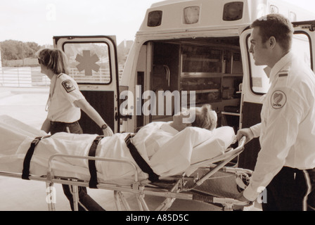 Les ambulanciers avec véhicule d'urgence et le patient à l'hôpital Banque D'Images