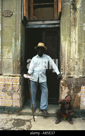 Les jeunes Afro Cuban garçon et grand-père en porte de chambre dans le centre de La Havane Banque D'Images