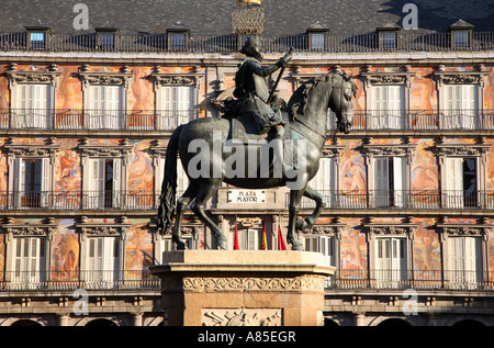 Statue de Felipe II avec le Real Casa de la Panaderia Chambre derrière, Plaza Mayor, Madrid, Espagne Banque D'Images