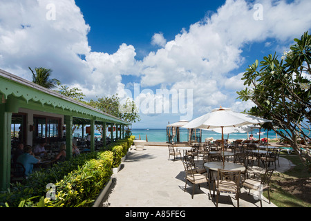 Bar de plage et restaurant, le Mango Bay Hotel and Beach Club, Holetown, St James, West Coast, Barbados, Caribbean Banque D'Images