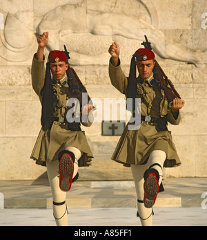 Deux gardes Evzone en jupe kaki traditionnel uniforme comme mars en face de l'édifice du Parlement Athènes Grèce Banque D'Images