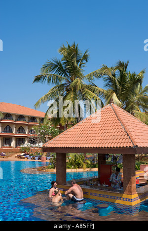 Bar à l'hôtel Ramada Caravela Beach Resort de Varca,, Goa Banque D'Images